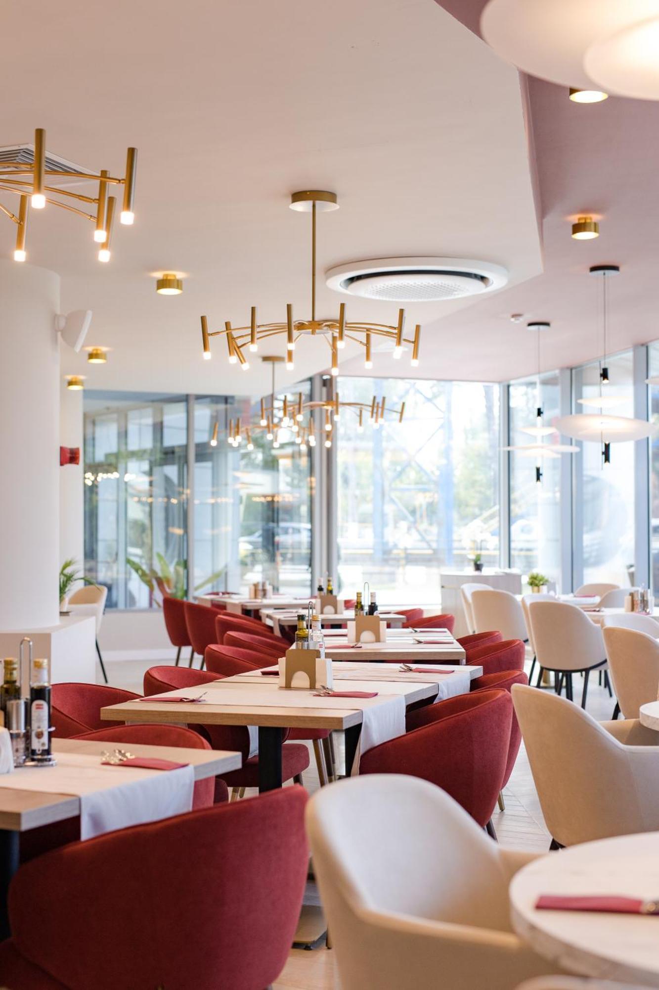 Ramada By Wyndham Bucharest Otopeni Airport Dış mekan fotoğraf