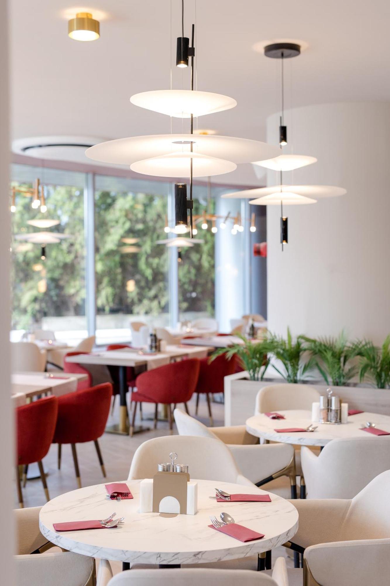 Ramada By Wyndham Bucharest Otopeni Airport Dış mekan fotoğraf