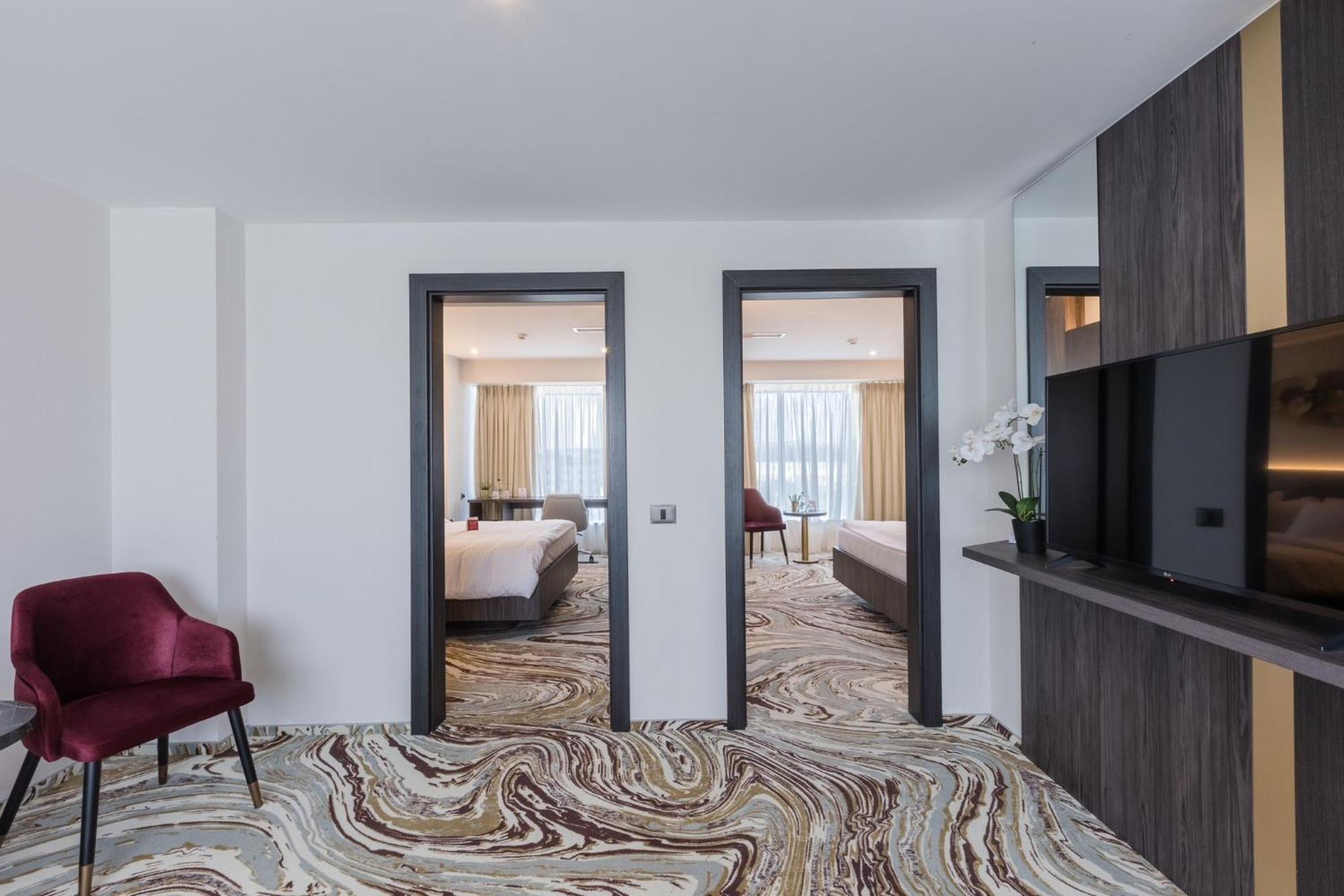 Ramada By Wyndham Bucharest Otopeni Airport Dış mekan fotoğraf