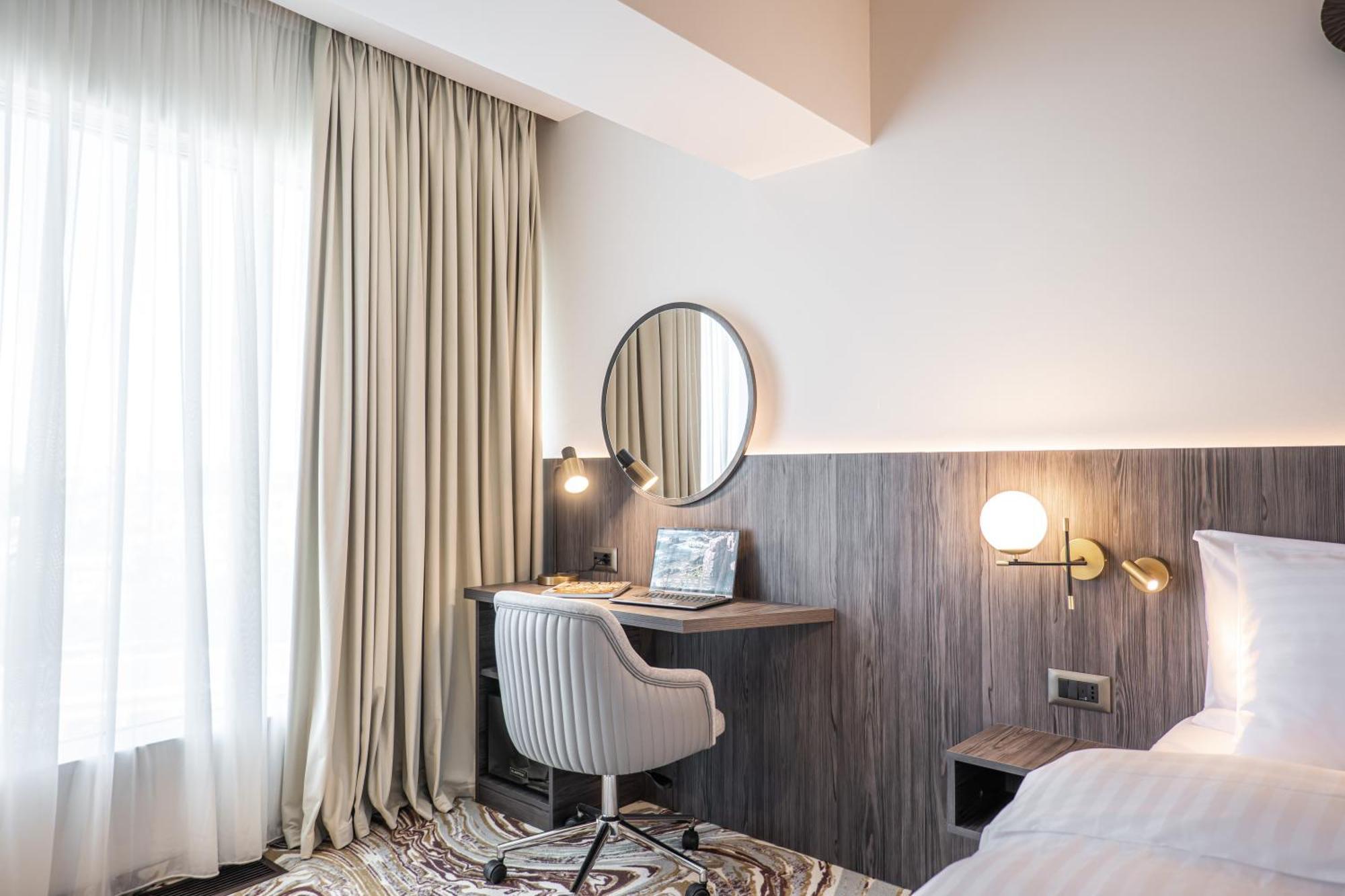 Ramada By Wyndham Bucharest Otopeni Airport Dış mekan fotoğraf