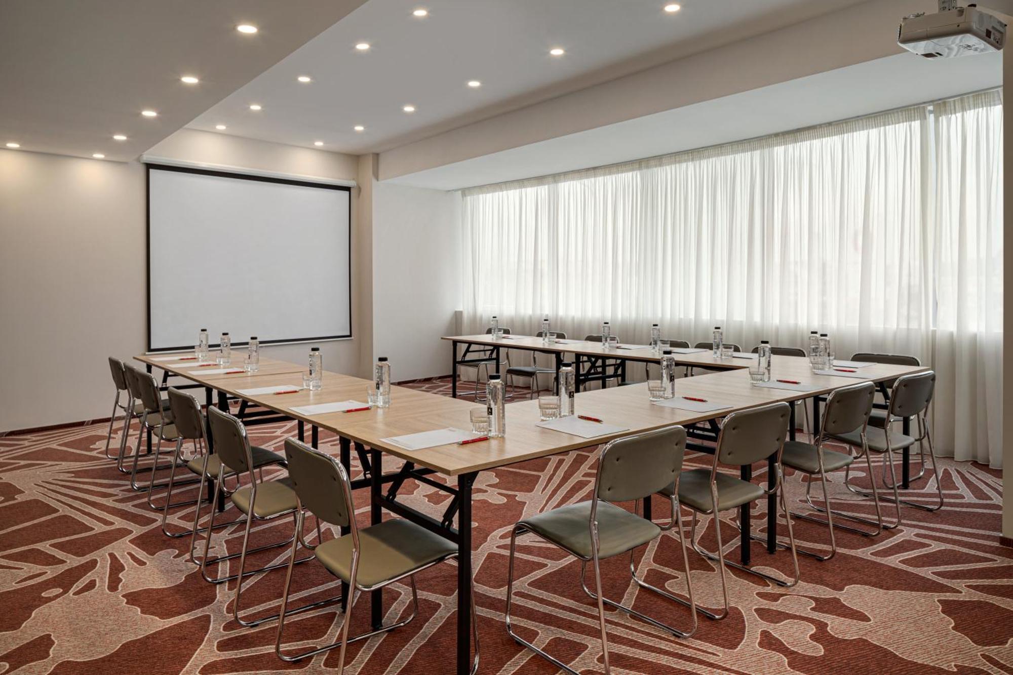 Ramada By Wyndham Bucharest Otopeni Airport Dış mekan fotoğraf
