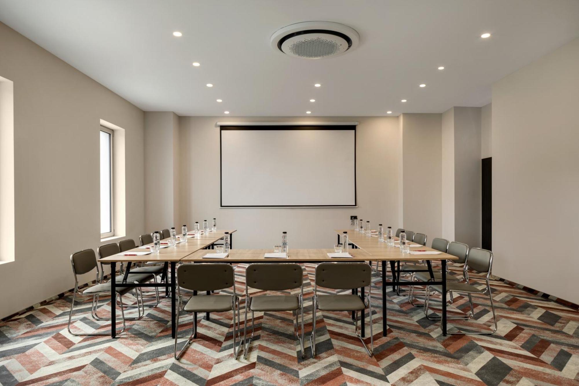 Ramada By Wyndham Bucharest Otopeni Airport Dış mekan fotoğraf