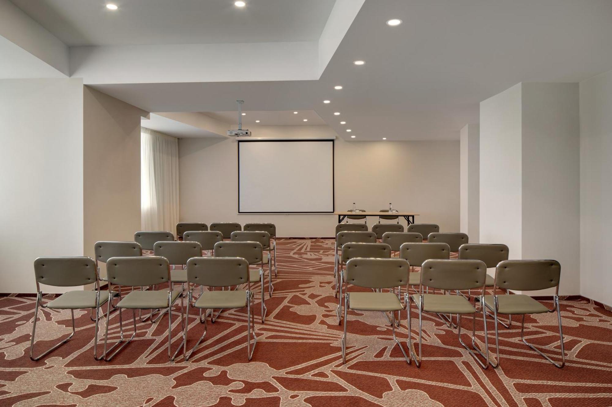 Ramada By Wyndham Bucharest Otopeni Airport Dış mekan fotoğraf