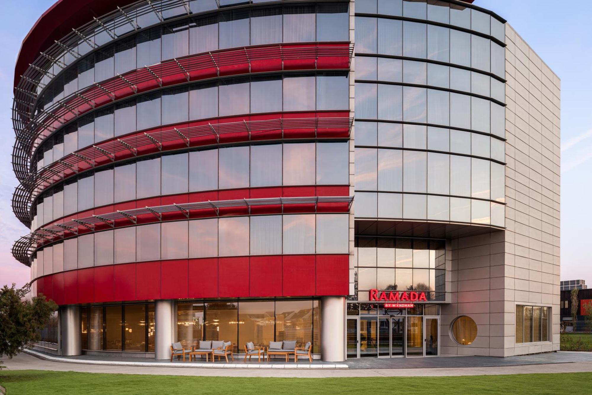 Ramada By Wyndham Bucharest Otopeni Airport Dış mekan fotoğraf
