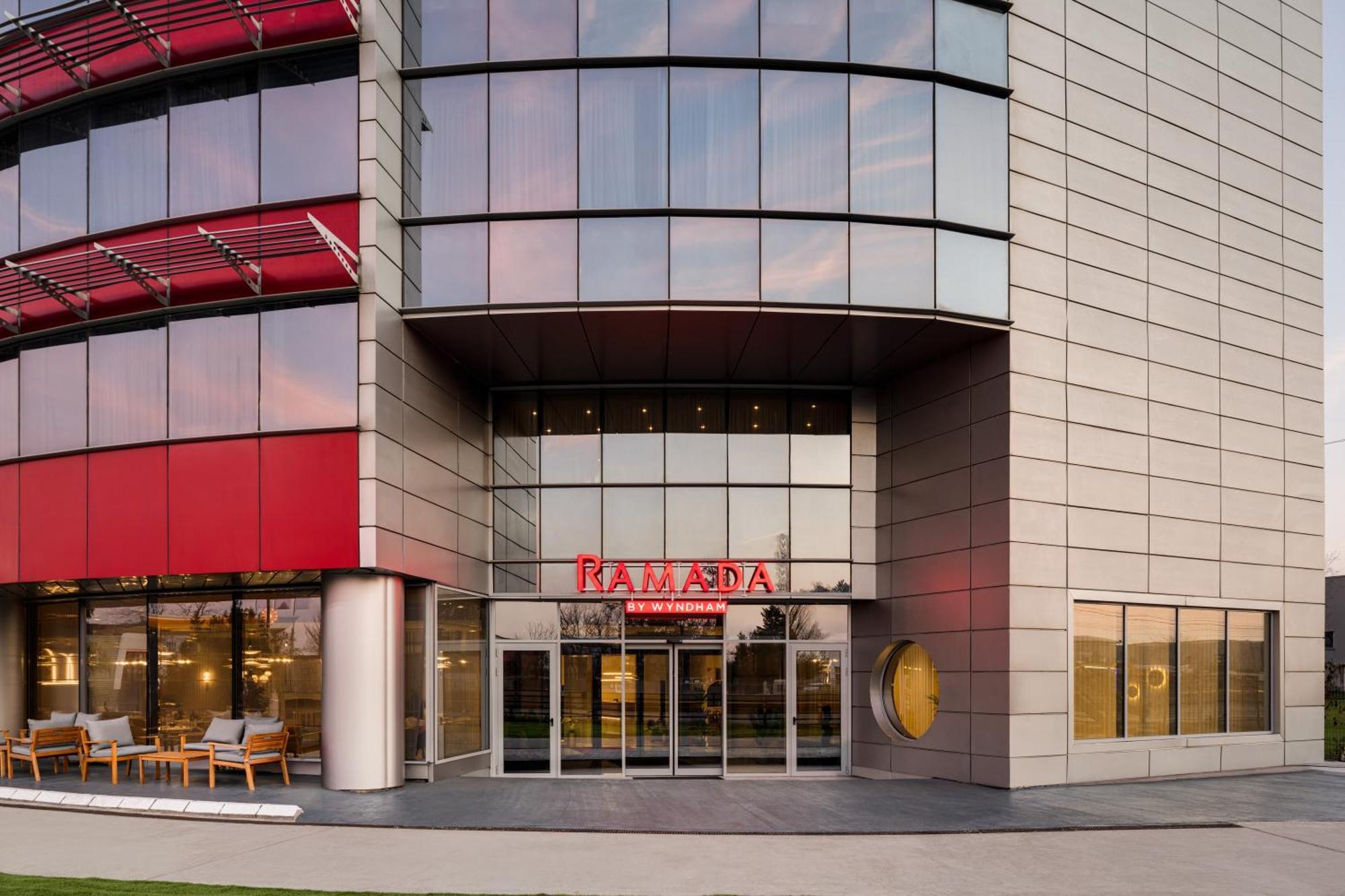 Ramada By Wyndham Bucharest Otopeni Airport Dış mekan fotoğraf
