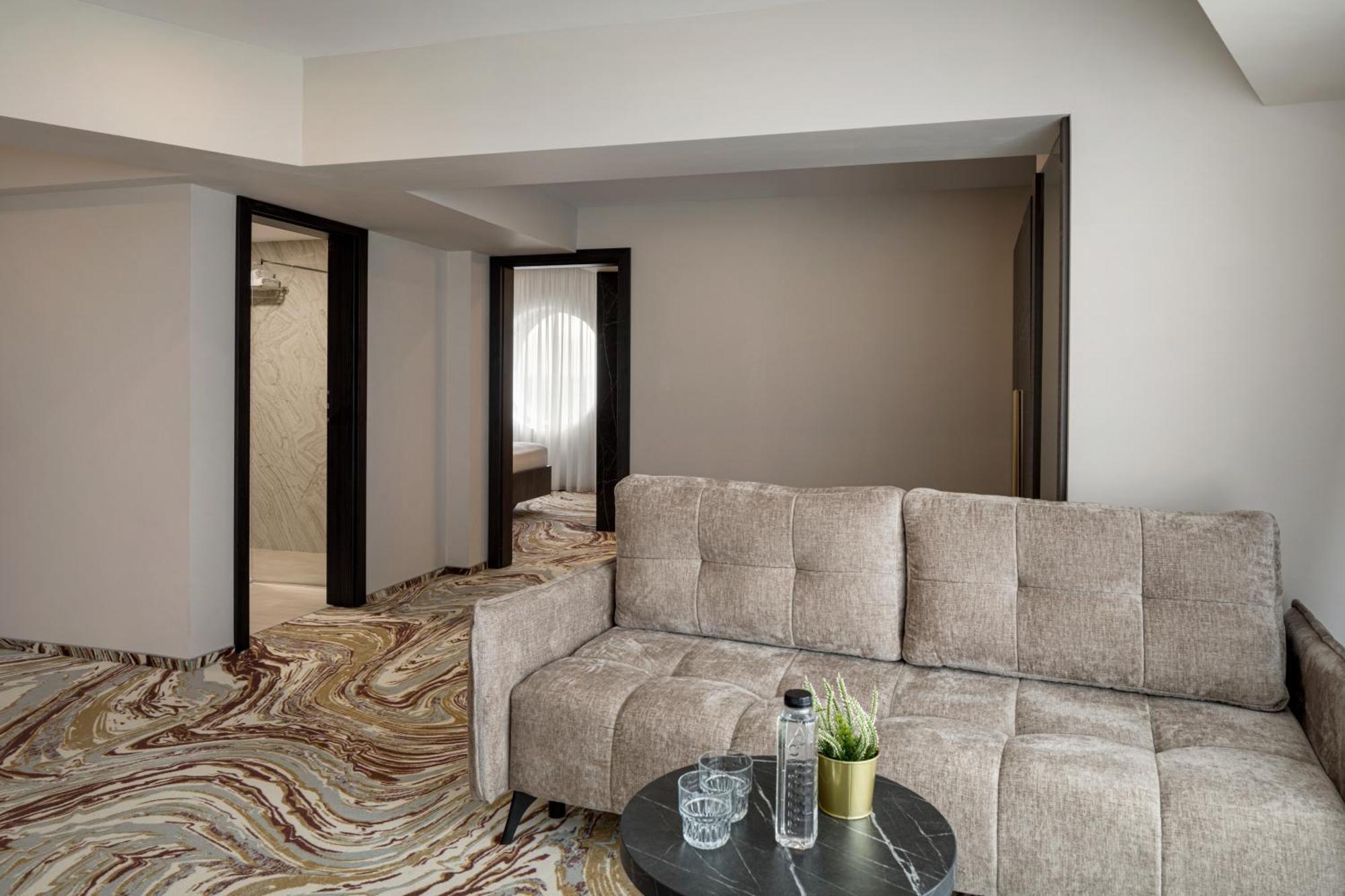 Ramada By Wyndham Bucharest Otopeni Airport Dış mekan fotoğraf