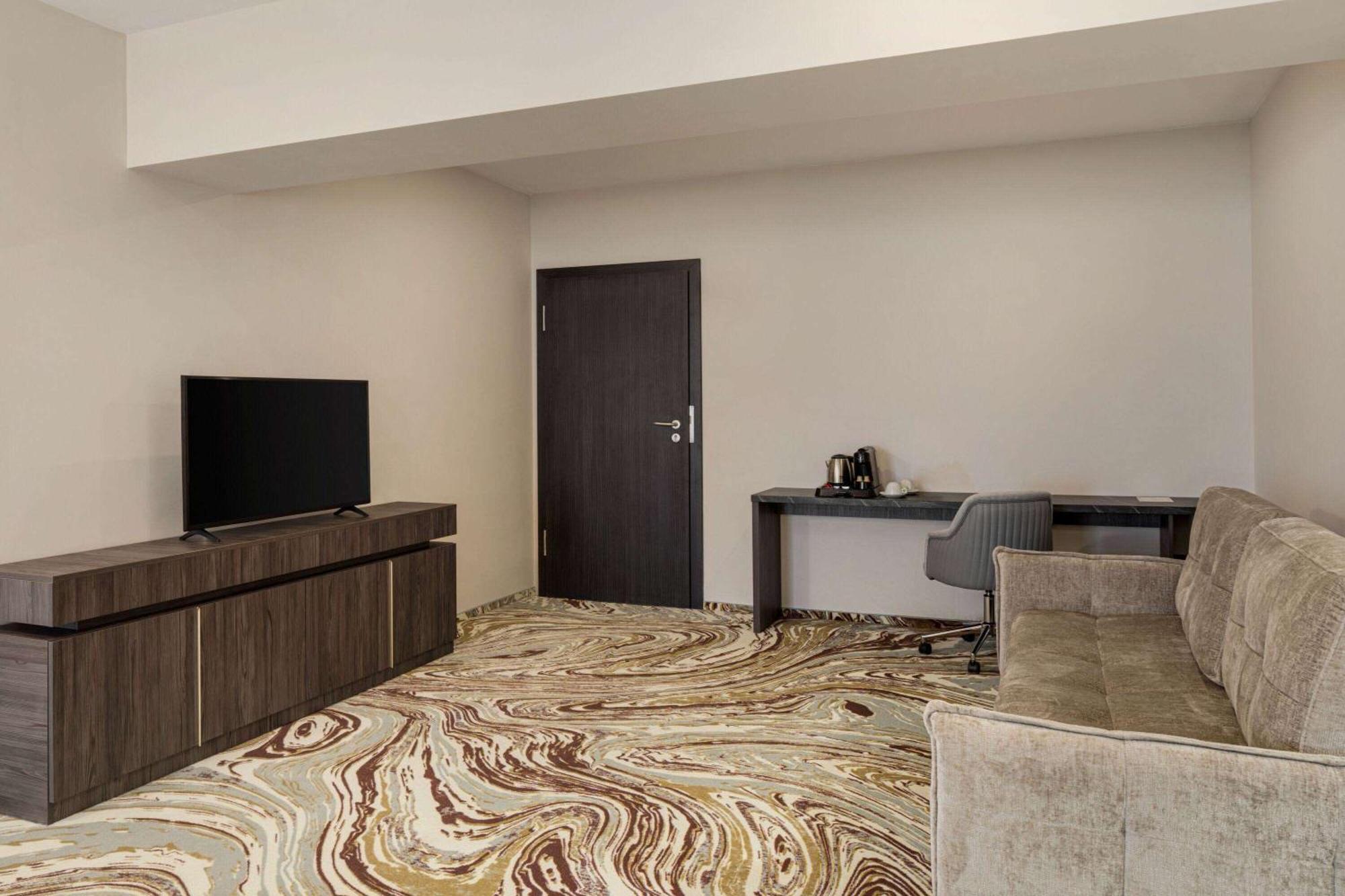 Ramada By Wyndham Bucharest Otopeni Airport Dış mekan fotoğraf