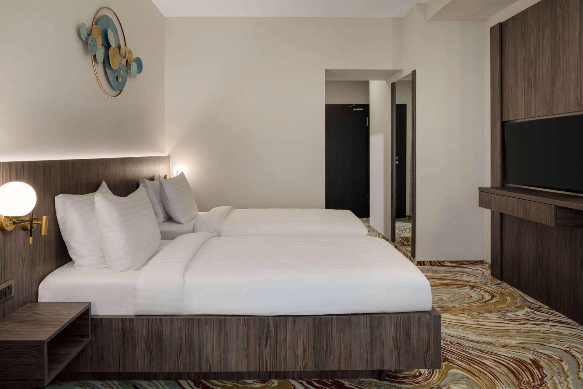 Ramada By Wyndham Bucharest Otopeni Airport Dış mekan fotoğraf