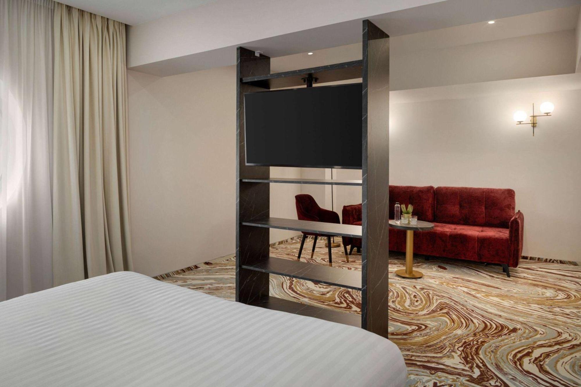 Ramada By Wyndham Bucharest Otopeni Airport Dış mekan fotoğraf