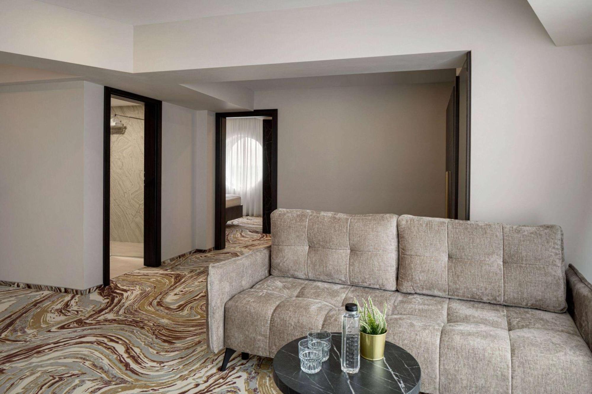 Ramada By Wyndham Bucharest Otopeni Airport Dış mekan fotoğraf